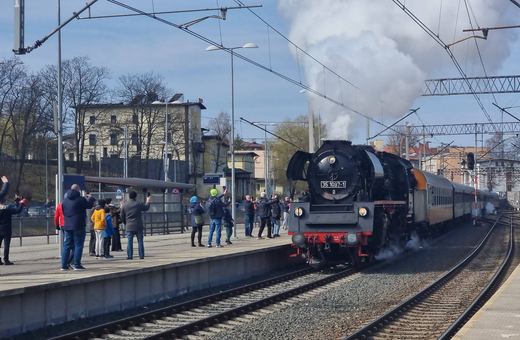 Zadymił i zniknął. Tłumy zostały na peronie