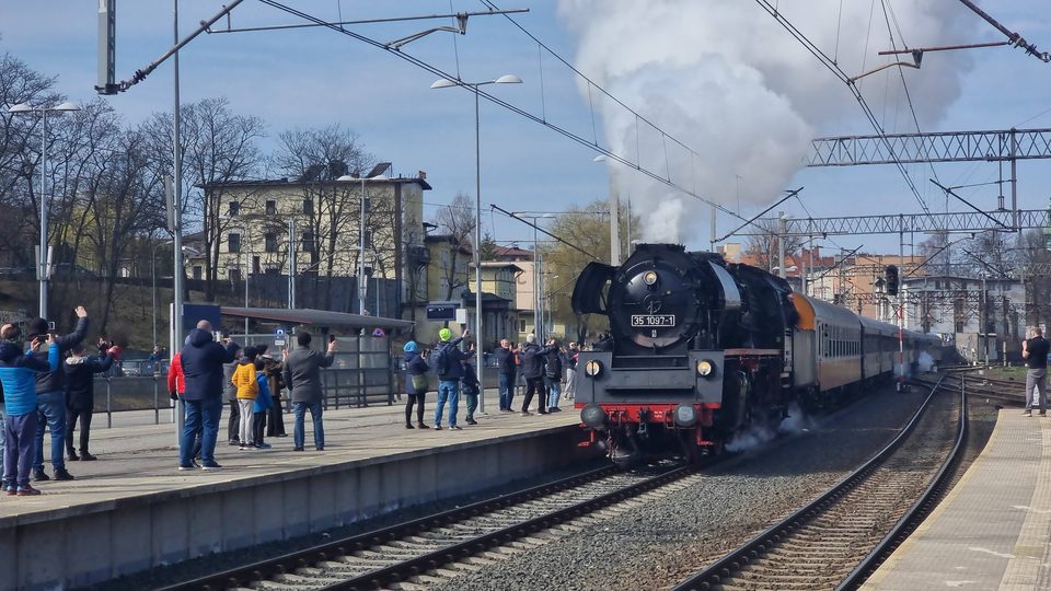 Zadymił i zniknął. Tłumy zostały na peronie