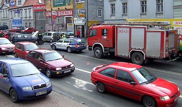 Przy usuwaniu skutków kolizji pomagała straż pożarna.