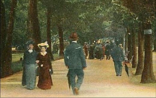Główna aleja Kur-Parku (Parku Zdrojowego) w czasach fin de sieclu. Warmbrunn był wówczas jednym z najmodniejszych kurortów wschodnich Niemiec.