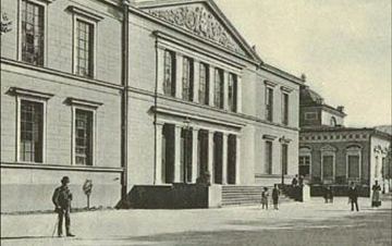 Teatr Zdrojowy (w tle Galeria). Kuracjusze z uwagą przypatrują się fotografowi. To jedno ze starszych zdjęć obrazujących dawne Cieplice.
