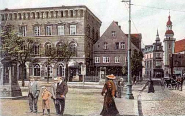 Jeden z bardziej charakterystycznych punktów Warmbrunnu i Cieplic: okolice wejścia do Parku Zdrojowego.