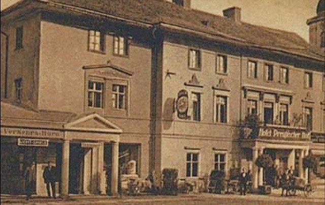 Hotel Prussischer Hof (Pruski Dwór). Sielskie popołudnie i nieistniejące już dziś rzemieślnicze kramy. W przyziemiu dawnego hotelu w latach 90-tych ubiegłego wieku powstała Pizzeri