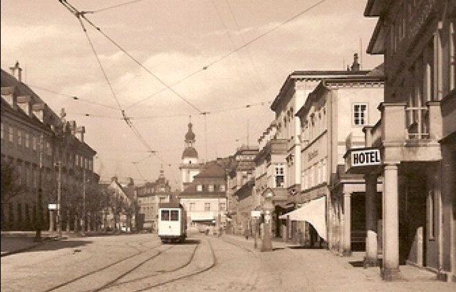 Tramwajowy czar na Schlossenplatz (placu Piastowskim) – mijanka przed pałacem Schaffgotschów. Tramwaj naprawdę był czerwony. Białym uczyniła go panchromatyczna klisza, nie czuła na