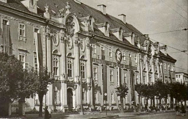 Międzynarodowy Dzień Pokoju w świątecznie udekorowanym w barwy narodowe pałacu Schaffgotschów. Obok herbu szlacheckiego rodu, gołąbek pokoju. Lata PRL.