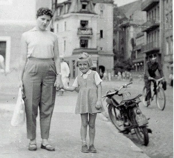 Amatorskie zdjęcie z placu Piastowskiego. Sympatyczna pani z dziewczynką. W tle milicjant na rowerze. Koniec lat 40-tych.