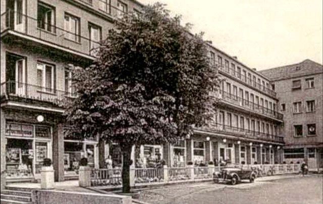 Kurhaus (Dom Zdrojowy) niedługo po oddaniu do użytku. Bogatszych kuracjuszy przywoziły luksusowe limuzyny niemal pod same drzwi. Lata 30-te.