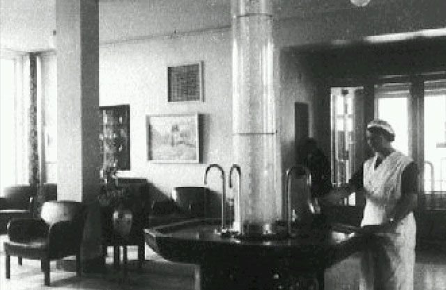 Pijalnia wód mineralnych. Niewiele się zmieniła. Nie ma już potężnych foteli art deco. Woda była racjonowana na szklanki.