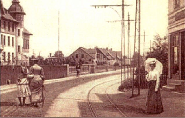 Friedrichstrasse (Cieplicka). Dama chyba nie czeka na tramwaj, bo w tym miejscu nie było przystanku. Może to towarzyszka fotografującego?