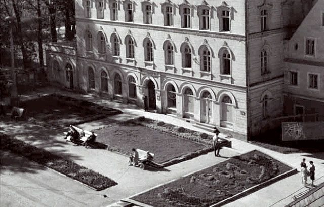 To nie powtórka sprzed kilku zdjęć, ale to samo miejsce widziane okiem innego fotografa w 1961 roku.