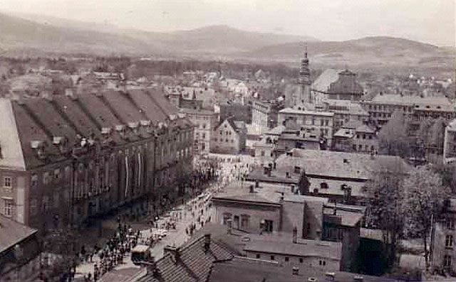 Panorama Cieplic Śląskich Zdroju (chyba lata 60-te). Widać pochód pierwszomajowy. Fotograf wspiął się na szczyt wieży ewangelickiego kościoła Zbawiciela.