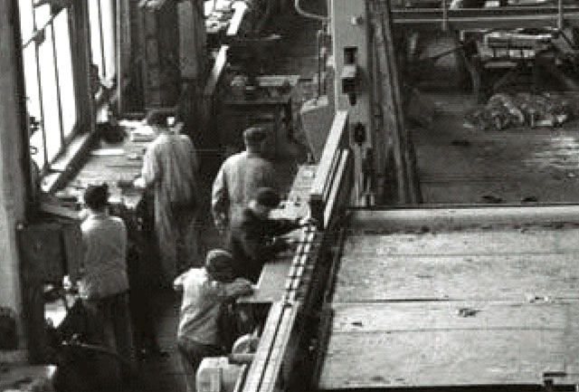 Cieplice to nie tylko beztroska i kuracja, ale i ciężka robota. Na zdjęciu migawka z hali dawnej Fampy, fabryki maszyn utworzonej przez niemieckiego fabrykanta Fuellnera. Lata PRL.