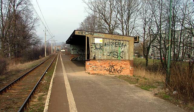 Przystanek na Orlim leży zaledwie kilkadziesiąt metrów od bloków mieszkalnych, ale trudno spotkać tam pasażera PKP.
