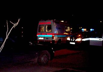 Po ciemku wpadł pod auto