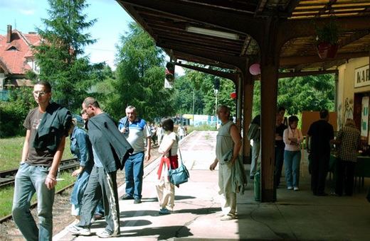 Lato 2006: ożywienie na dworcu w Karpaczu, kiedy to linię wykorzystywano na turystyczne przejazdy drezyną. W tym roku takiej frajdy raczej nie będzie.
