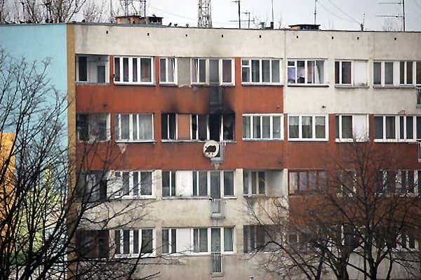 Budynek położony jest na tak zwanej „górce”. Lokal na trzecim piętrze spłonął doszczętnie.