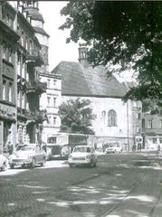 Ulica 15 Grudnia (dziś Bankowa). Odcinek znany. Uwagi nie przykuwa pewien oddalony, acz ważny detal…
