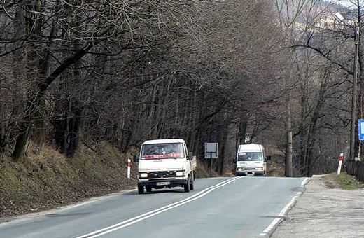 Stan oświetlenia okolicznych dróg jest kiepski.