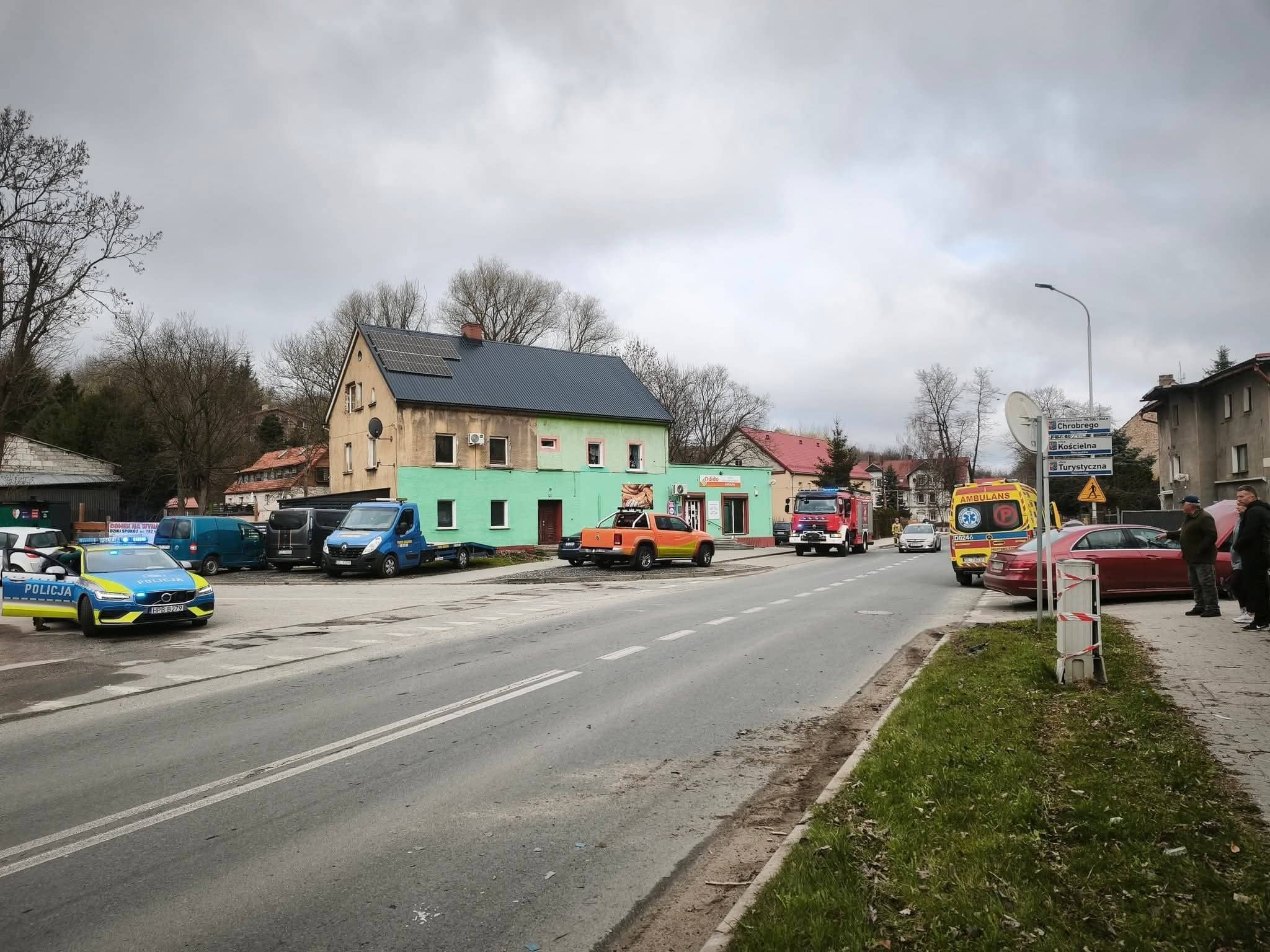 Czerwony Mercedes ucierpiał znacznie bardziej