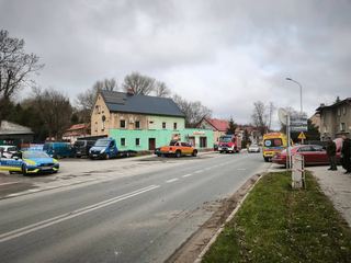 Czerwony Mercedes ucierpiał znacznie bardziej