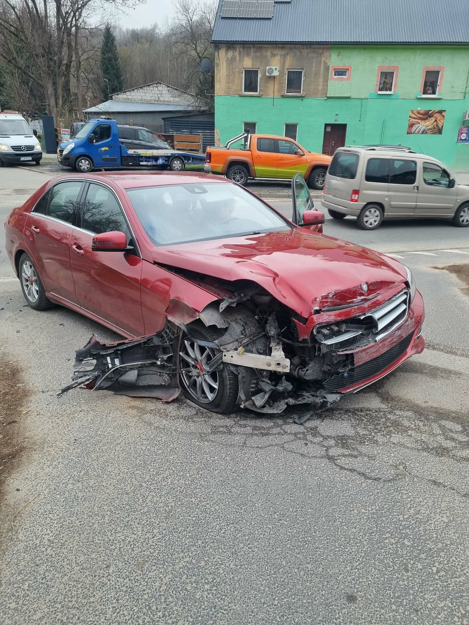 Czerwony Mercedes ucierpiał znacznie bardziej
