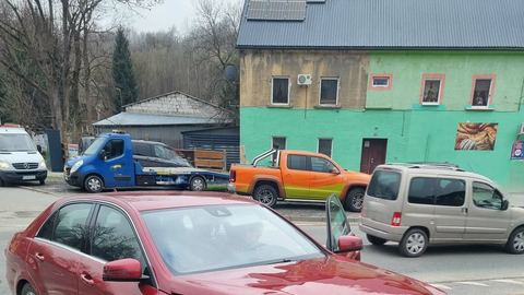 Czerwony Mercedes ucierpiał znacznie bardziej