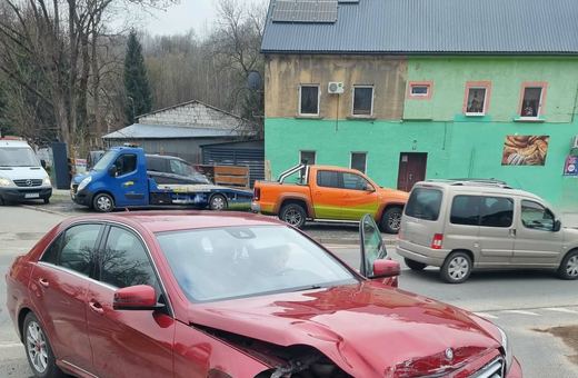 Czerwony Mercedes ucierpiał znacznie bardziej