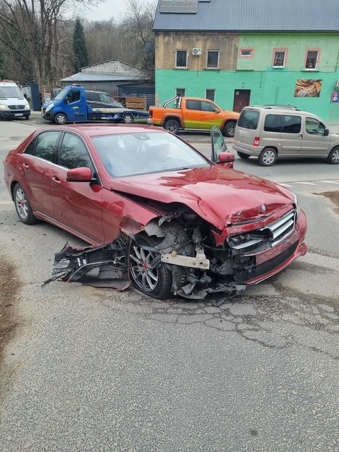 Czerwony Mercedes ucierpiał znacznie bardziej