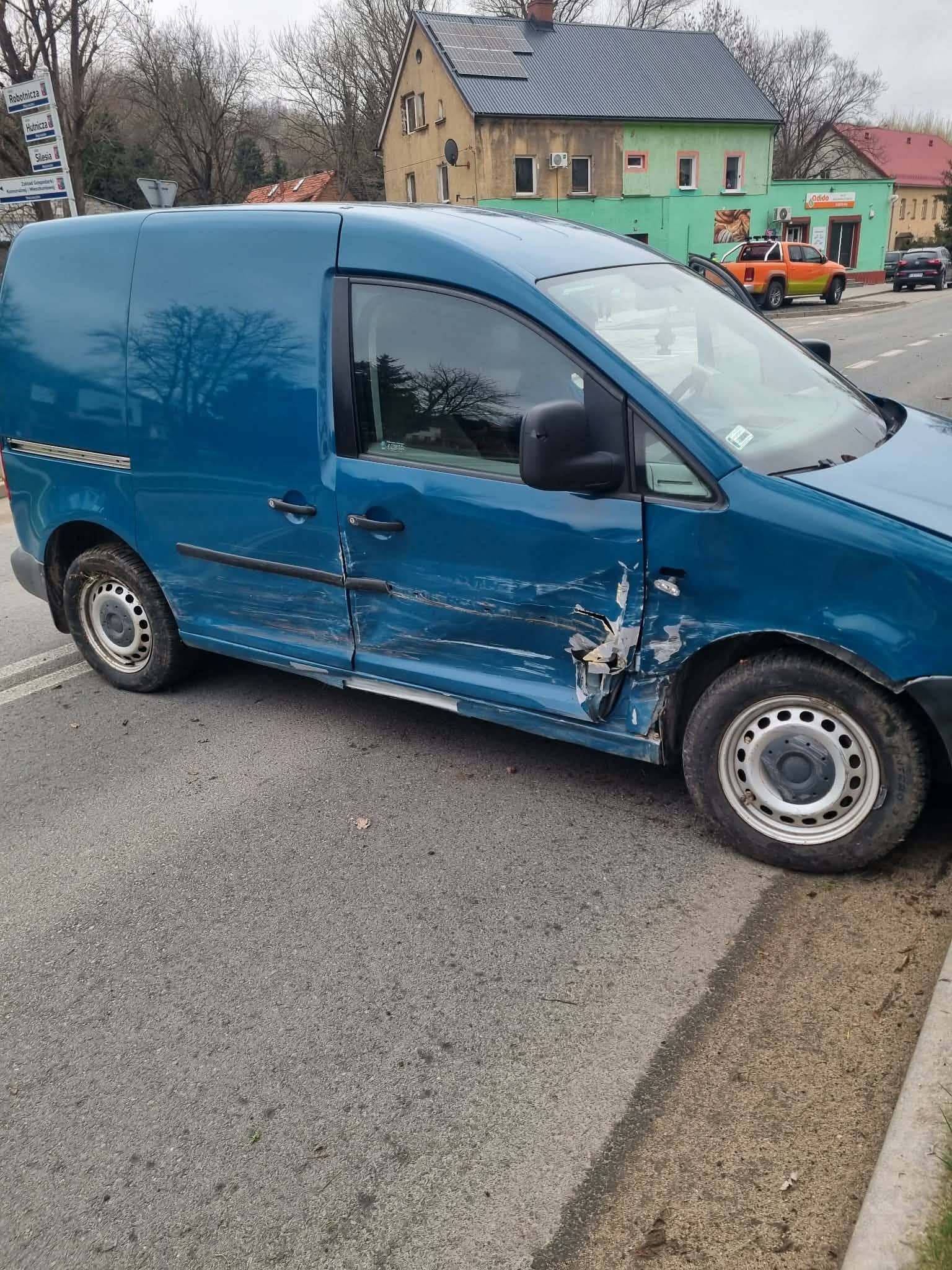 Czerwony Mercedes ucierpiał znacznie bardziej