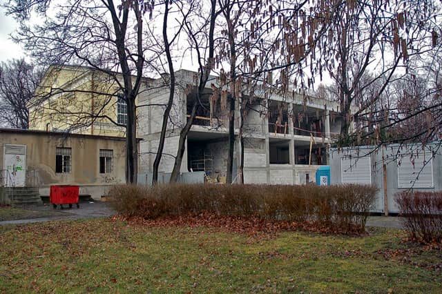 Póki co można mieć wątpliwości, czy klockowata przybudówka rzeczywiście będzie pasowała do reszty zabytku z XIX wieku.