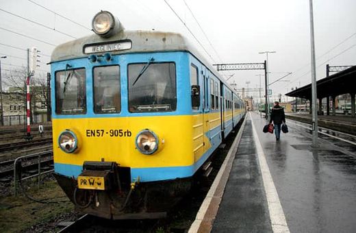 EN57 powstawał we wrocławskim PaFaWag-u od 1961 do 1993 roku. Jego projekt i prototyp opracowano w latach 30-tych minionego wieku. Uważa się, że jest to najdłużej produkowany pojaz