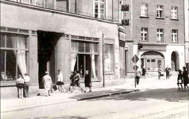 Dawna restauracja Frankego. Na zdjęciu początek lat 60-tych, już jako jedno z „kultowych” miejsc lat PRL w Jeleniej Górze – sklep meblowy.