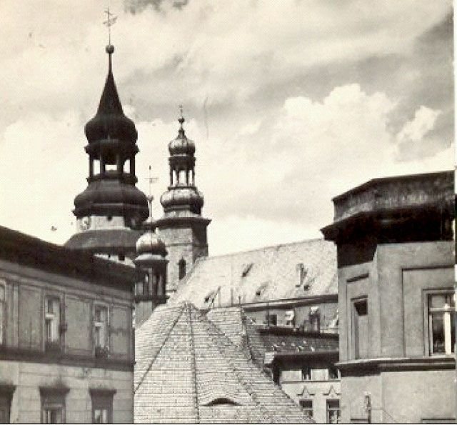 Górujące nad Bankową wieże Baszty Wojanowskiej oraz kościoła św. Erazma i Pankracego.