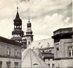 Górujące nad Bankową wieże Baszty Wojanowskiej oraz kościoła św. Erazma i Pankracego.