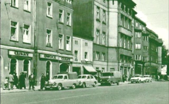Dwie warszawy, żuk i wołgi – motoryzacyjny wizerunek Jeleniej Góry z lat 60-tych na placu Bieruta (Warmbrunnerplartz, Adolf Hitlerplatz – dziś plac Niepodległości).