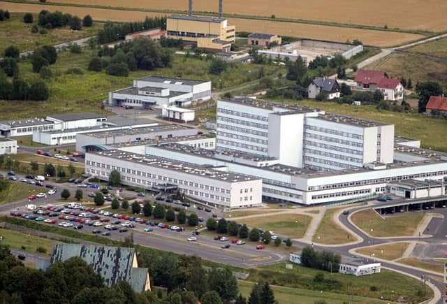 Mimo dobrego drogowego połączenia z siecią pobliskich ulic w okolicach szpitala jest tylko jeden przystanek autobusowy.