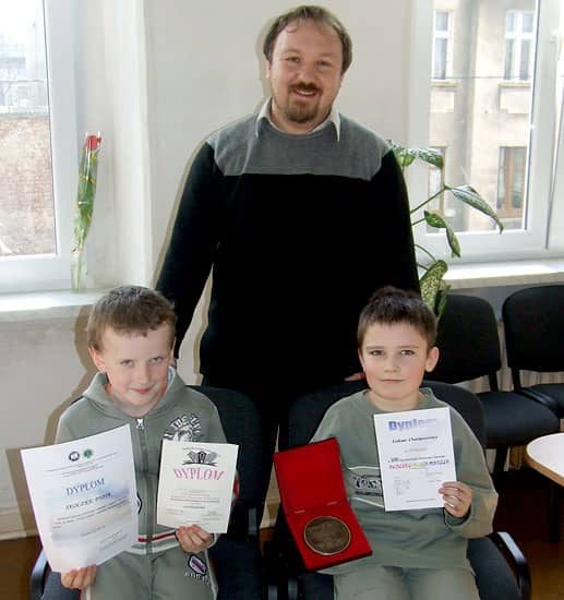 Piotr i Łukasz z wychowawcą Piotrem Grosmanem.