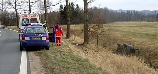 Policja i pogotowie na miejscu kolizji.