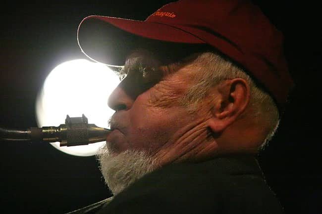 Bohater koncertu podczas solówki.