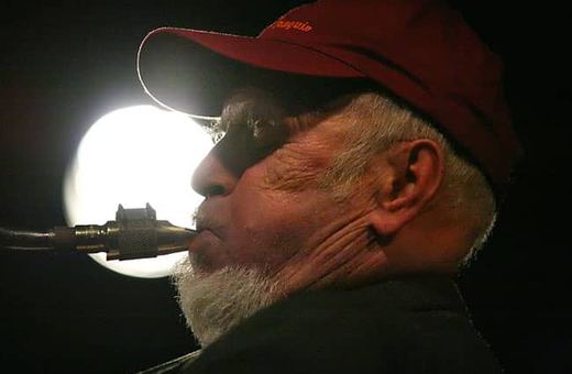 Bohater koncertu podczas solówki.