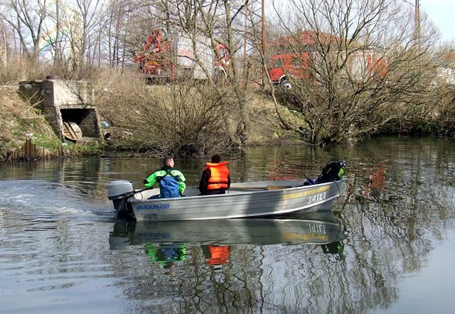 Płetwonurkowie przygotowują się do poniedziałkowej akcji w nurtach rzeki Bóbr.