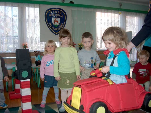 Dla przedszkolaków lekcja ze strażnikami to ciekawe doświadczenie.