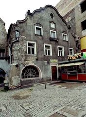 Dawny rzeźnik, później Bar Jelonek, w końcu Unibar – jedna z najstarszych kamienic w mieście w fazie upadku.