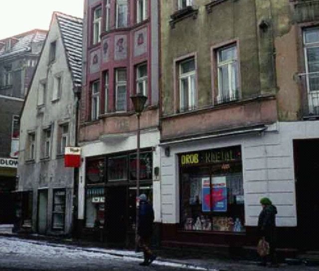 Narożnej kamienicy przy ul. 1 Maja i Piłsudskiego już nie ma. Postawiono tam stylizowaną, ale niezbyt pasującą do klimatu architektury śródmieścia, plombę.