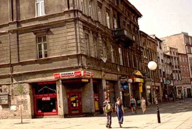 Jest już nowa nawierzchnia, ale dawna siedziba Poczty Cesarskiej jeszcze psuje widok szarzyzną.