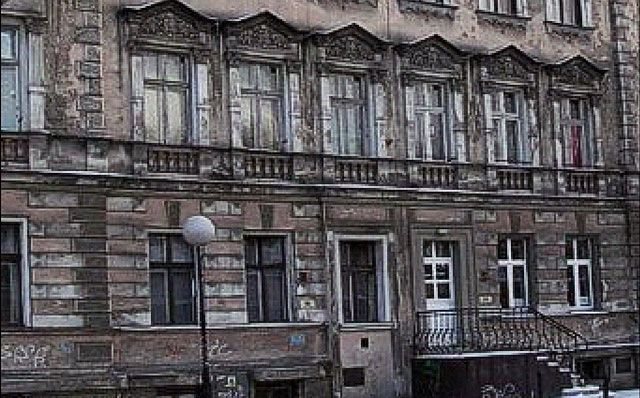 Kamienica mieszkalna przy ul. 1 Maja. Ktoś „zepsuł” bryłę budynku dobudowując schodki i wybijając drzwi na parterze.