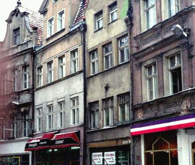 Fasady kamienic przy ul. Konopnickiej. W jednej z nich podczas remontu odkryto zabytkowe polichromie sufitowe.