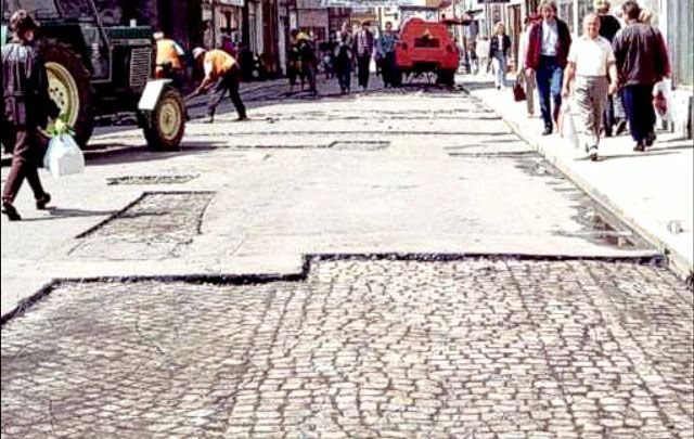 Komu przeszkadzała dziewiętnastowieczna nawierzchnia z solidnej kostki kamiennej? Na zdjęciu po odsłonięciu części asfaltu jeszcze przed postawieniem repliki Bramy Wojanowskiej w 1
