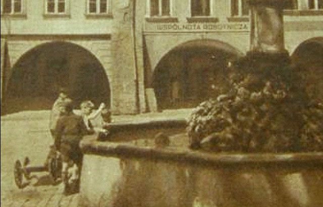 Schyłek lat 40-tych na placu Ratuszowym: w miejsce dawnych licznych niemieckich szyldów, jeden polski i to dość skromny: Wspólnota Robotnicza.