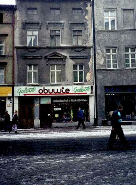Początek lat 90-tych: kwitnie handel na 1 Maja. W obskurnej kamienicy sklep Galbut. W tym miejscu za Niemców był salon sprzedaży tytoniu.